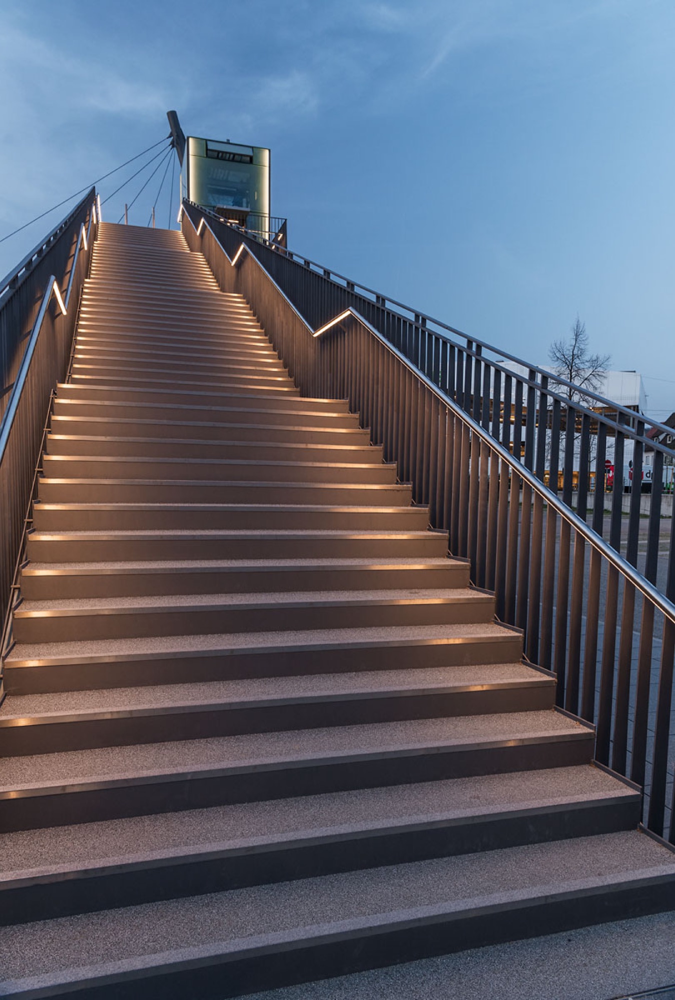 Campusbrücke Heilbronn mit Handlaufbeleuchtung